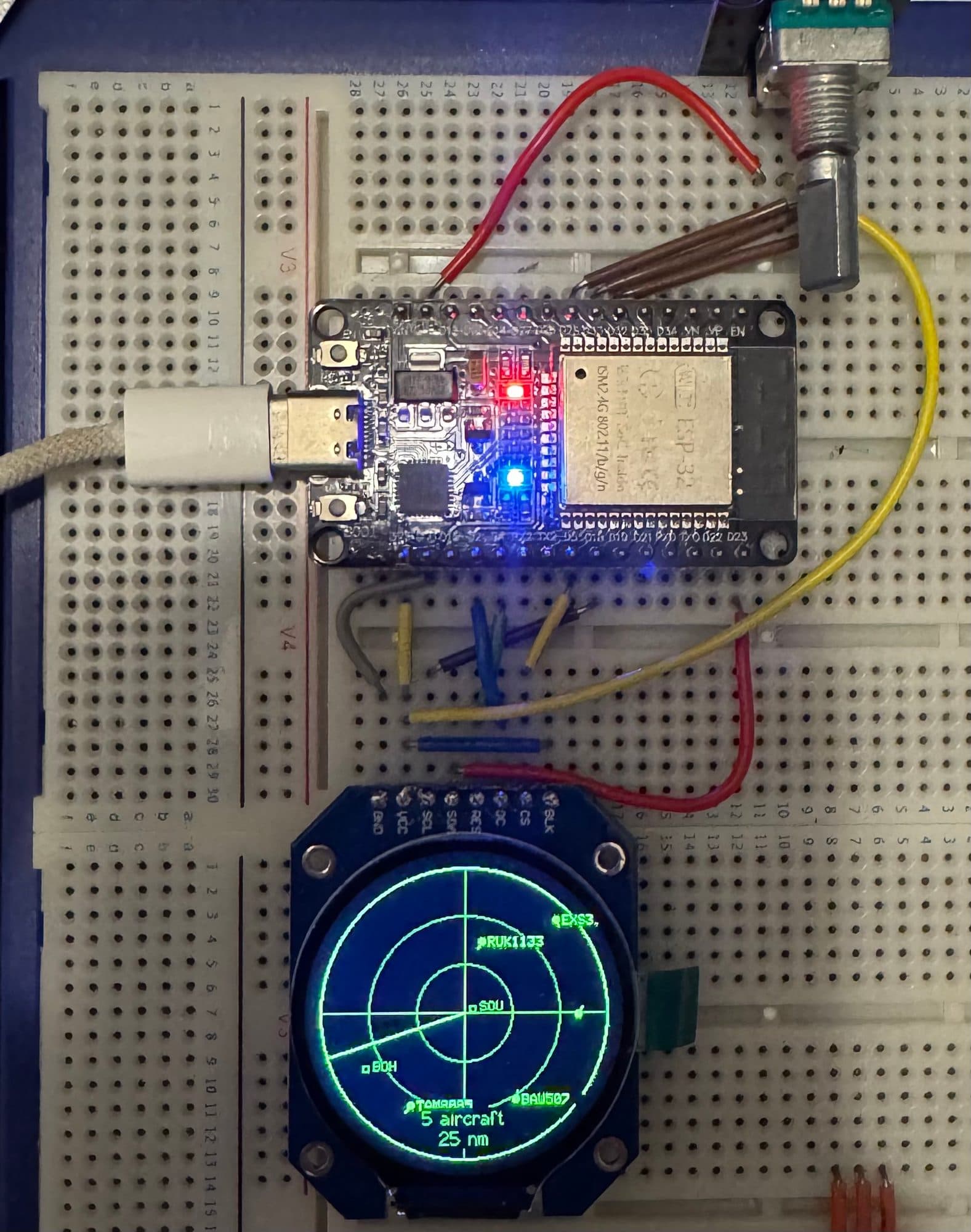 Mini desk flight tracker showing the circular radar interface
